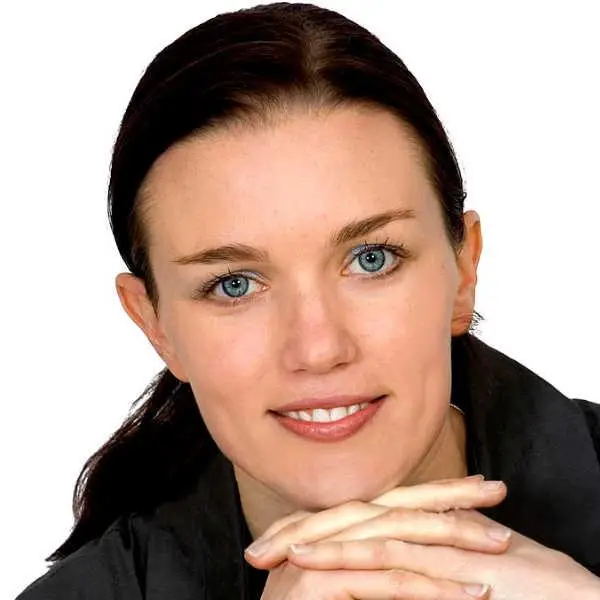 CESARINE, tarologue et médium par téléphone chez Elemiah voyance sans attente