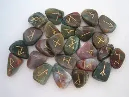 Les runes (ELEMIAH VOYANCE 08 99 96 90 99)